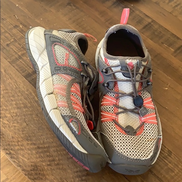 teva athletic shoes